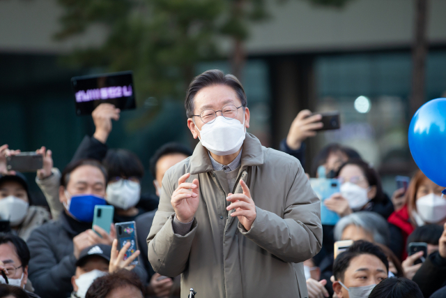 더불어민주당 이재명 대선 후보가 23일 경기도 화성시 동탄중앙어울림센터 앞 광장에서 열린 