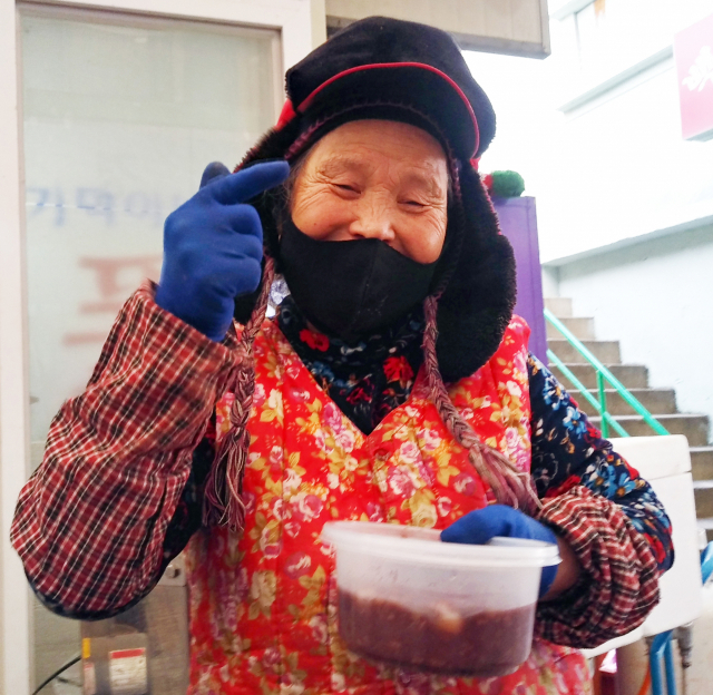 안동시 서구동 고순남 할머니는 자신도 쪽방촌에서 어렵게 생활하고 있지만, 아끼고 모은 돈으로 8년째 이웃사랑을 실천하고 있다. 올 해는 직접 팥죽 100그릇을 끓여 안동시자원봉사센터에 전달했다. 안동시 제공