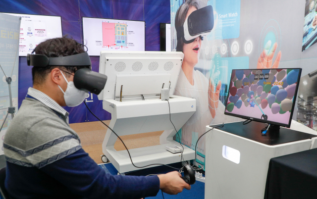 대구 엑스코에서 열린 2021 대구경북 글로벌 AR VR 메타버스 컨퍼런스 및 전시를 찾은 관람객이 치매 예방 솔루션을 체험하고 있다.매일신문 DB