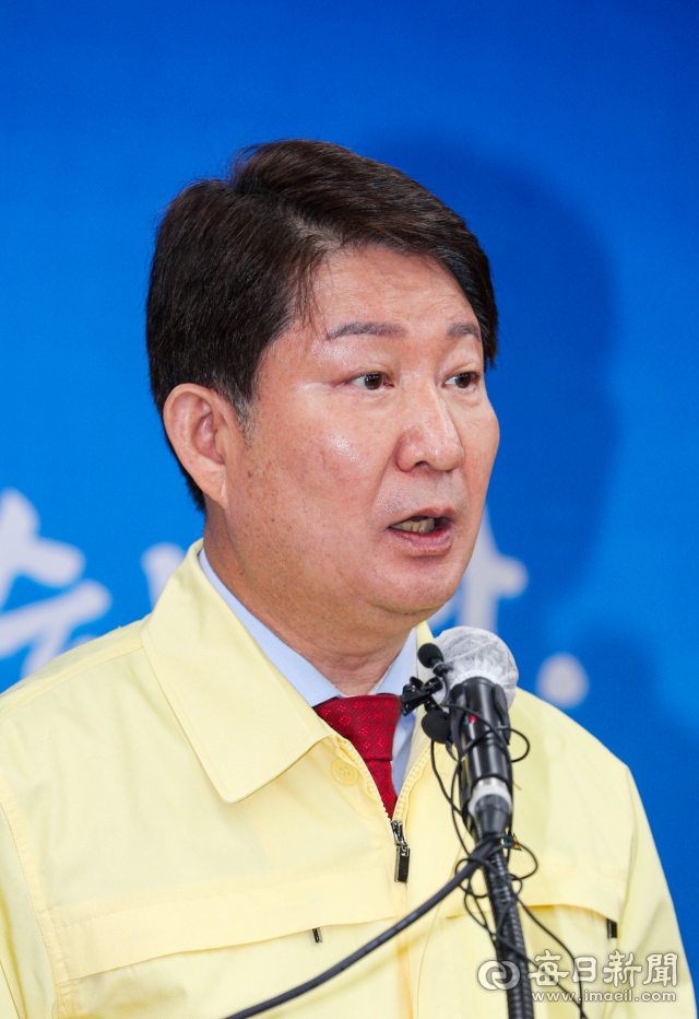 24일 오전 대구시청 본관 2층 브리핑룸에서 권영진 대구시장이