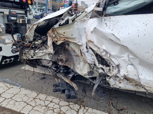 24일 오전 포항시 북구 죽도동 5호광장 네거리에서 발생한 교통사고를 경찰관과 사고 처리 관계자 등이 정리하고 있다. 배형욱 기자