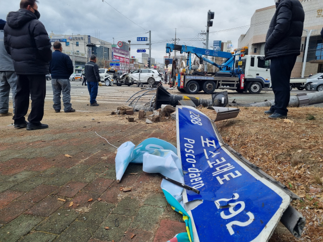 24일 오전 포항시 북구 죽도동 5호광장 네거리에서 발생한 교통사고를 경찰관과 사고 처리 관계자 등이 정리하고 있다. 배형욱 기자