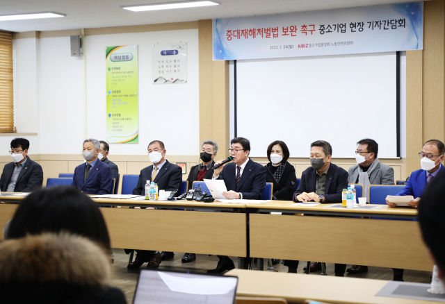 중소기업중앙회는 24일 천안 소재 제조업체에서 노동인력위원회 현장 간담회를 열었다. 중소기업중앙회 제공