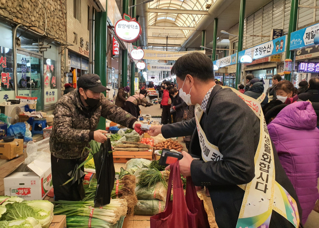 봉화군청 직원들이 억지춘양시장을 찾아 차례용품을 구입하고 있다. 봉화군청 제공