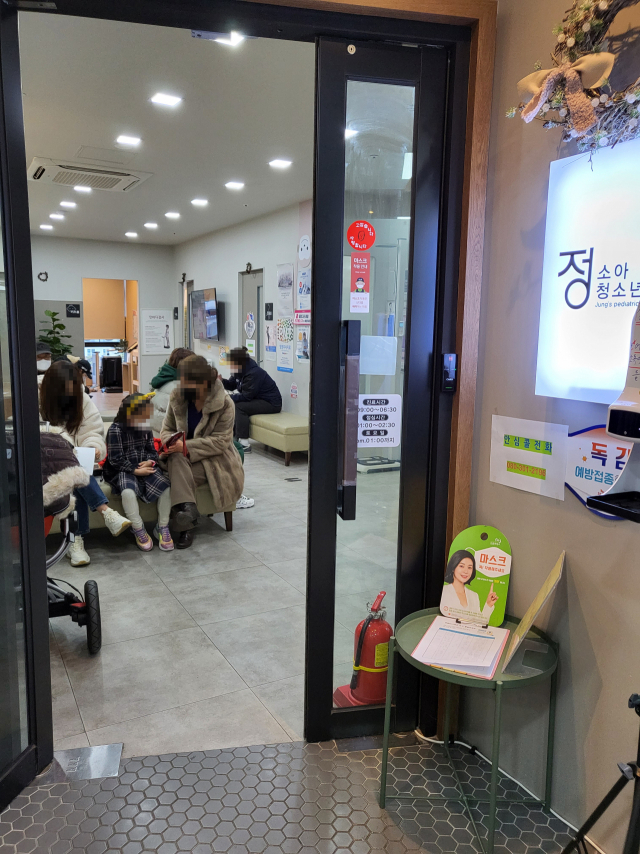 경북도청 내 유일한 소아청년과 병원의 진료를 받기 위해 사람들이 대기하고 있다. 소아청소년과가 1곳 밖에 없다보니 평일 평균 대기시간은 30분 이상이 소요되는 것으로 파악된다. 윤영민 기자