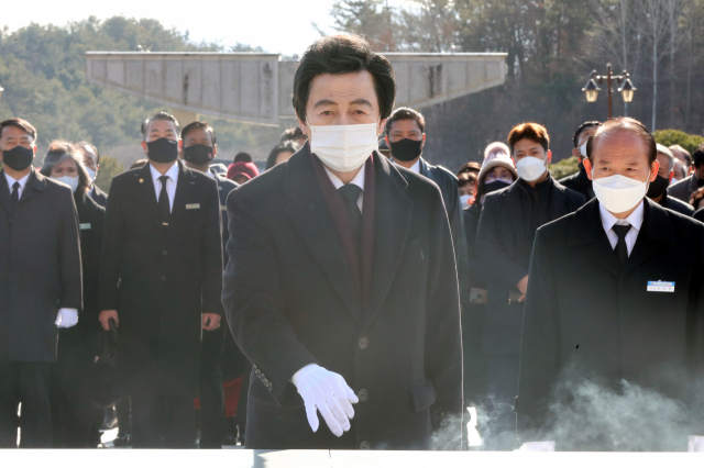 국가혁명당 허경영 대선후보가 지난 30일 광주 북구 국립 5·18 민주묘지를 참배하고 있다. 연합뉴스