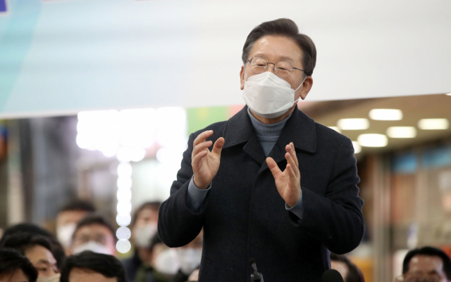 더불어민주당 이재명 대선후보가 24일 오후 경기 성남시 중원구 상대원시장에서 열린 