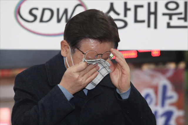 더불어민주당 이재명 대선후보가 24일 오후 경기 성남시 중원구 상대원시장에서 열린 
