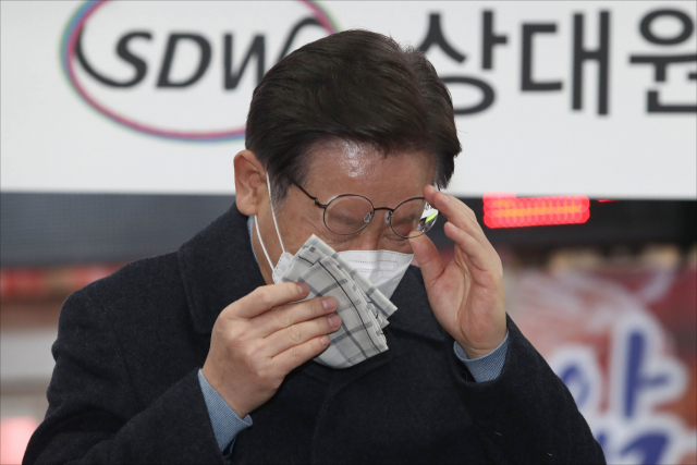 더불어민주당 이재명 대선 후보가 24일 오후 경기 성남시 중원구 상대원시장에서 열린 