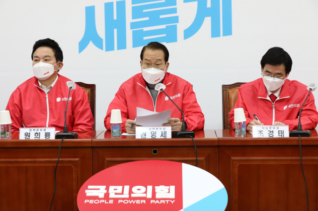 국민의힘 권영세 선거대책본부장(가운데)이 24일 오전 서울 여의도 국회에서 열린 선거대책본부 회의에서 발언하고 있다. 연합뉴스