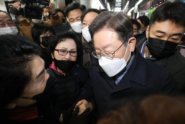 더불어민주당 이재명 대선 후보가 24일 오후 경기 성남시 중원구 상대원시장에서 열린 