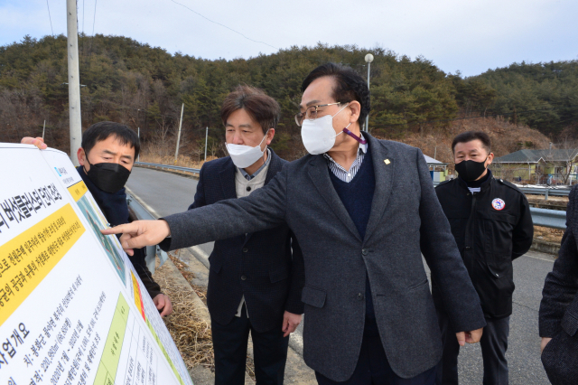 엄태항 봉화군수가 물야면에 들어설 버섯크러스터 대상지를 방문, 현황 설명을 듣고 있다. 봉화군 제공
