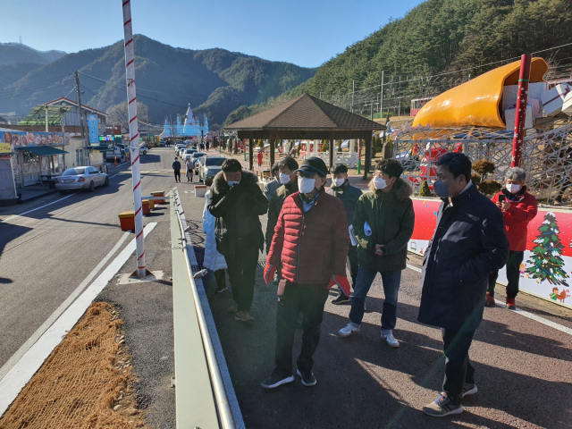 엄태항 봉화군수가 분천산타마을을 둘러 보고 있다. 봉화군 제공