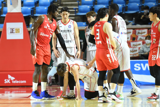 24일 서울 잠실체육관에서 열린 2021-2022 프로농구 정규리그 대구 한국가스공사 페가수스와 서울SK의 경기에서 가스공사 김낙현이 부상으로 코트에 넘어져 있다. 이날 가스공사는 87대97로 패했다. KBL 제공