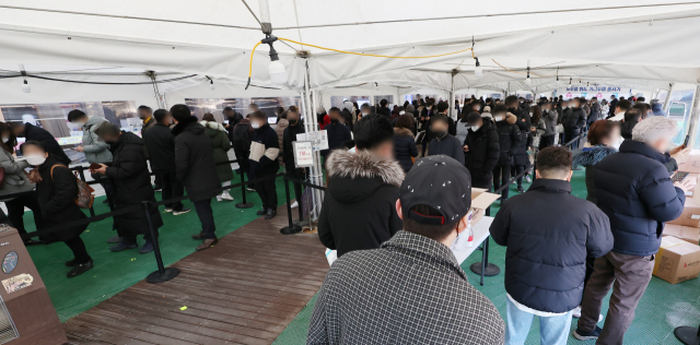 24일 서울 송파구 보건소 코로나19 선별검사소에서 시민들이 검사를 받기 위해 대기하고 있다. 연합뉴스