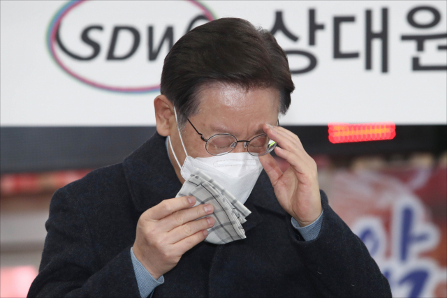 더불어민주당 이재명 대선후보가 24일 오후 경기 성남시 중원구 상대원시장에서 열린 