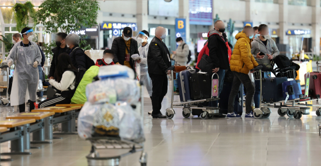 인천국제공항 제1여객터미널 입국장에서 지난 해외 입국자들이 이동하고 있다. 오는 28일부터 비행기 탑승객의 신분증 검사가 강화된다. 연합뉴스 자료사진.