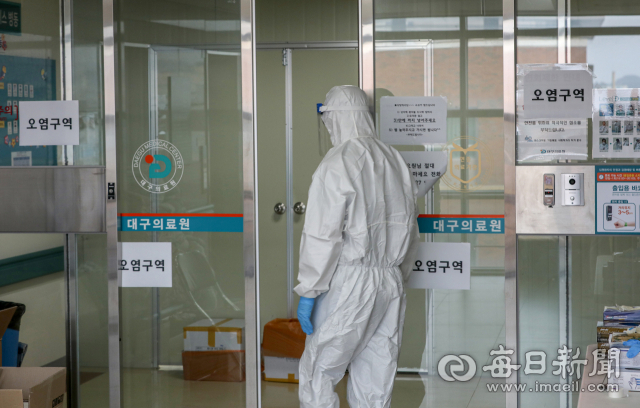 대구의료원 감염병관리센터 간호사가 코로나19 환자를 돌보기 위해 음압병실로 들어갈 준비를 하고 있다. 매일신문DB.