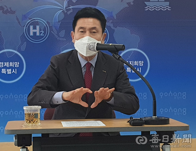 이강덕 경북 포항시장이 25일 기자간담회를 통해 포스코의 지주사와 신설 미래기술연구원의 포항 설립을 촉구했다. 김대호 기자