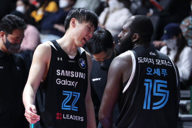 지난 23일 고양체육관에서 열린 2021-2022 프로농구 고양 오리온과 서울 삼성의 경기, 삼성 정희원-다니엘 오셰푸. KBL 제공