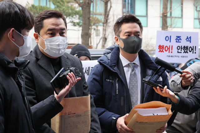 국민의힘 이준석 대표가 과거 벤처기업 대표로부터 성 접대를 받았다는 의혹을 제기한 유튜브 채널 가로세로연구소(가세연) 강용석 변호사와 김세의 전 MBC기자가 25일 오후 관련 고발 사건 조사를 받기 위해 서울 마포구 서울경찰청 반부패·공공범죄수사대에 출석하며 발언하고 있다. 연합뉴스