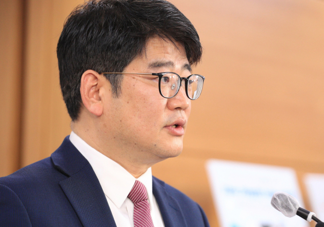 권재한 농림축산식품부 식품산업정책실장이 30일 오전 세종시 정부세종청사에서 지속가능한 낙농산업 발전 정책 방향과 관련해 브리핑하고 있다. 연합뉴스