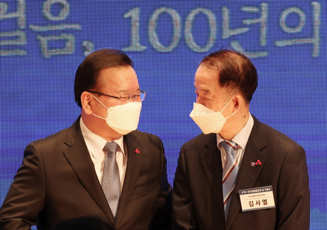 김부겸 국무총리(왼쪽)가 25일 오전 세종시청에서 열린 제1회 국가균형발전의 날 기념식을 마친 뒤 김사열 국가균형발전위원장과 대화하고 있다. 연합뉴스