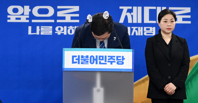 더불어민주당 대표가 25일 오전 서울 여의도 당사에서 긴급 기자회견을 하기 전 인사하고 있다. 연합뉴스