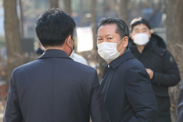 더불어민주당 정청래 의원이 21일 오후 서울 종로구 조계사에서 열린 대규모 승려대회에 참석해 사과발언을 할 예정이었으나 입장을 전하지 못한채 발걸음을 돌리고 있다. 정 의원은 해인사 문화재 관람료를 통행세로 지칭하고 이를 걷는 사찰을 