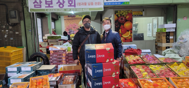 이제헌 삼보농산 대표가 어울림나눔터에 과일을 기증하고 있다. 어울림나눔터 제공
