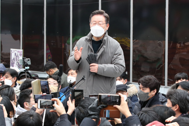 더불어민주당 이재명 대선 후보가 25일 경기도 하남시 신장공설시장에서 열린 