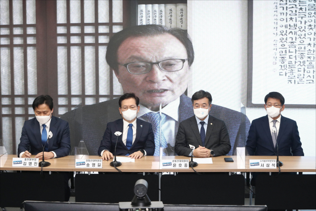 더불어민주당 송영길 상임선대위원장과 윤호중 공동선대위원장 등이 1일 오전 서울 여의도 더불어민주당 중앙당사에서 청년, 자영업자들과 온라인 화상으로 가진 2022년 임인년 새해 시무식에서 이해찬 상임고문의 새해 인사말을 시청하고 있다. 연합뉴스