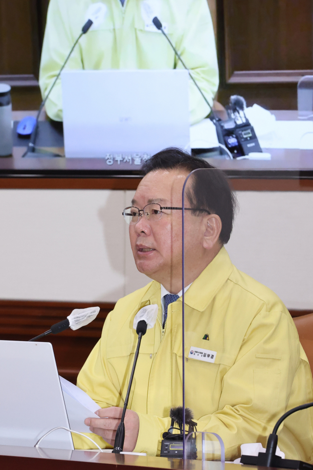 김부겸 국무총리가 26일 정부서울청사에서 열린 코로나19 대응 중앙재난안전대책본부 회의 겸 안전상황점검회의를 주재하고 있다. 연합뉴스