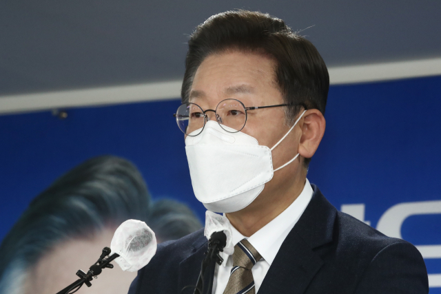 더불어민주당 이재명 대선 후보가 26일 오전 서울 여의도 중앙당사에서 기자회견을 열고 정치혁신 구상을 발표하고 있다. 연합뉴스