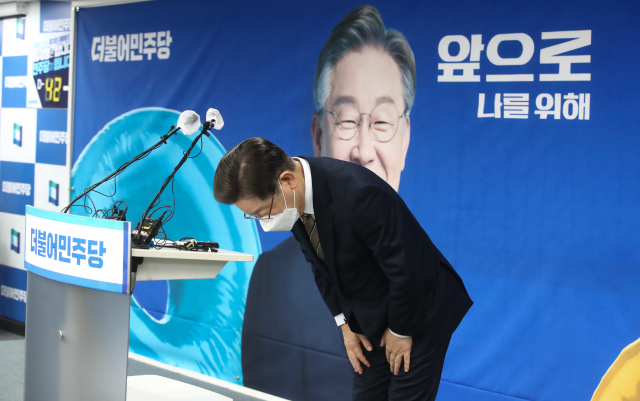 더불어민주당 이재명 대선 후보가 26일 오전 서울 여의도 중앙당사에서 정치혁신 구상 발표 기자회견을 마친 뒤 인사하고 있다. 연합뉴스