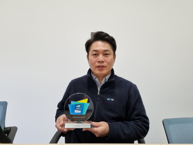 CES 2022에서 받은 혁신상 트로피를 들고 있는 김지훈 인트인 대표. 채원영 기자