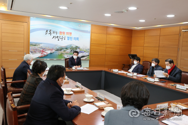 포항시의회가 26일 긴급 간담회를 열고 포스코그룹의 지주회사 전환에 대한 주주총회 당일 상경 집회를 결의하고 있다. 포항시의회 제공