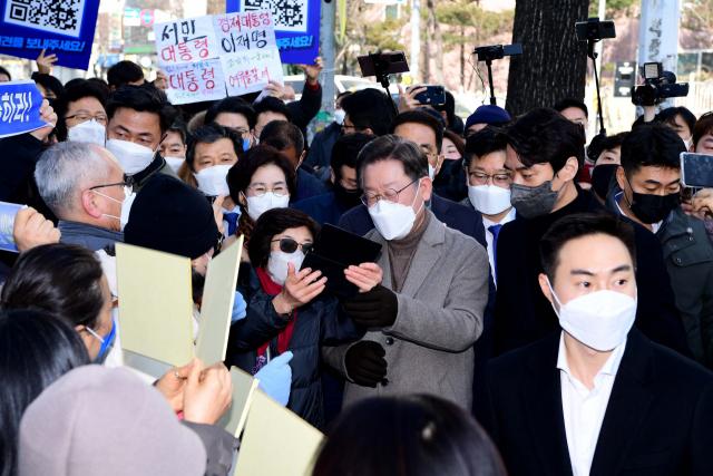 더불어민주당 이재명 대선 후보가 26일 경기 부천시 근로자종합복지관에서 노동 공약 발표에 앞서 지지자들의 요청에 셀카를 찍고 있다. 연합뉴스