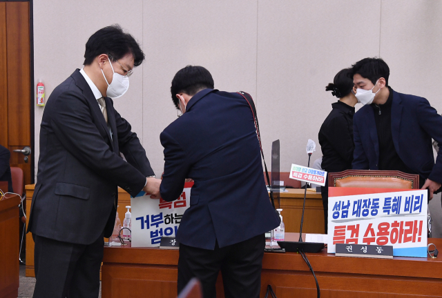 26일 오전 국회에서 열린 법제사법위원회 전체회의에서 국민의힘 장제원 간사와 동료 의원들이 더불어민주당의 요청을 받아들여