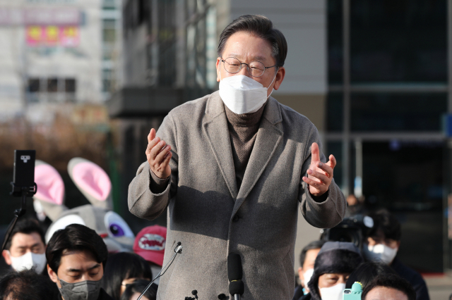 더불어민주당 이재명 대선 후보가 26일 오후 경기 파주시 금촌역 광장에서 지지를 호소하는 연설을 하고 있다. 연합뉴스