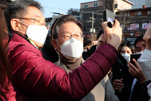 더불어민주당 이재명 대선 후보가 26일 오후 경기 파주시 금촌역 광장에서 열린 
