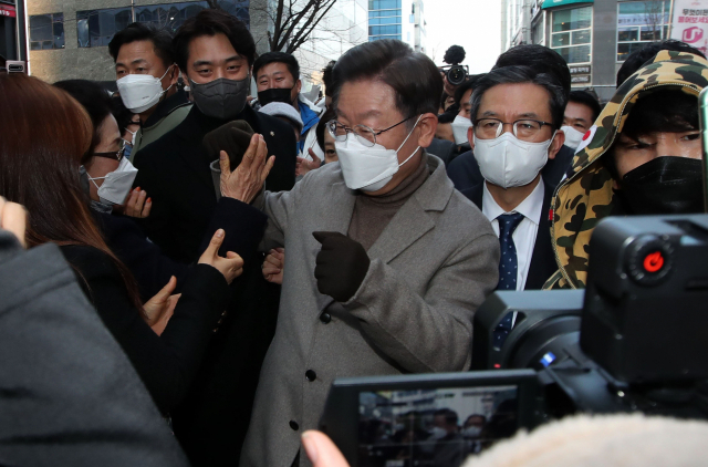 더불어민주당 이재명 대선후보가 26일 경기도 양주시 옥정로데오거리를 방문, 시민들과 인사하고 있다. 연합뉴스