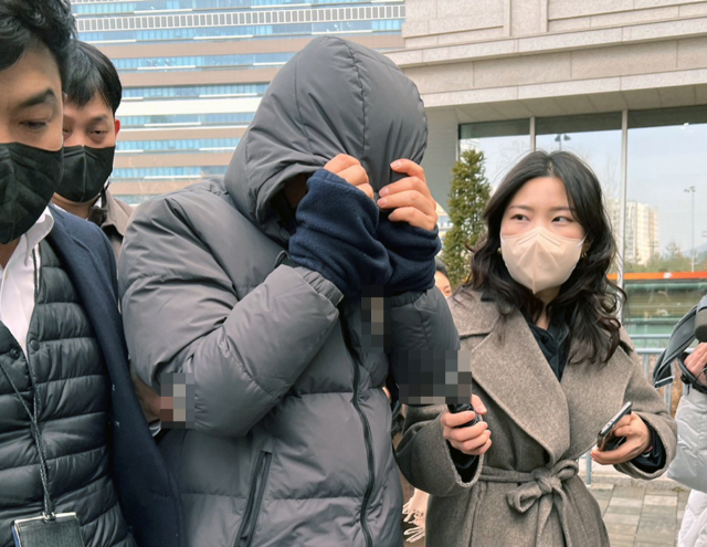 공금 115억 원을 횡령한 강동구청 공무원 김 모 씨가 26일 오전 서울동부지방법원에서 열린 구속 전 피의자 심문(영장실질심사)에 출석하고 있다. 연합뉴스