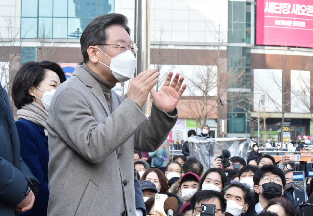 더불어민주당 이재명 대선후보가 26일 고양시 덕양구 화정역 문화광장에서 시민들에게 지지를 호소하고 있다. 연합뉴스