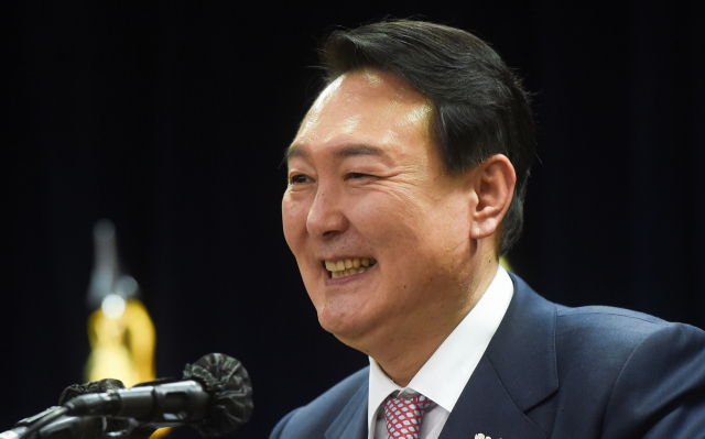 국민의힘 윤석열 대선후보가 26일 오후 서울 종로구 이북5도청 대강당에서 열린 이북도민·탈북민 신년하례식에서 축사를 하고 있다. 연합뉴스