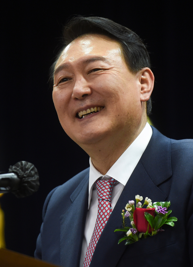 국민의힘 윤석열 대선후보가 26일 오후 서울 종로구 이북5도청 대강당에서 열린 이북도민·탈북민 신년하례식에서 축사를 하고 있다. 연합뉴스