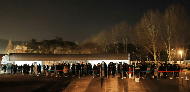 코로나19 오미크론 변이 대유행이 본격화하면서 26일 오후 6시 현재 신규 확진자가 이미 1만명을 넘은 것으로 나타났다. 방역 당국과 서울시 등 각 지방자치단체에 따르면 이날 0시부터 오후 6시까지 전국 17개 시도에서 총 1만164명이 양성 판정을 받았다. 종전 최다 수치인 전날의 7천439명보다 2천725명 증가하면서 사흘 연속 최다 기록을 경신했다. 26일 저녁 서울 동작주차공원 임시선별검사소에서 시민들이 검사를 받기 위해 줄지어 서있다. 연합뉴스