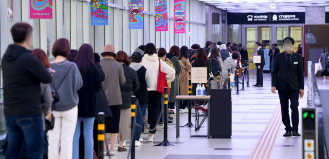 신세계백화점 대구점 샤넬 매장에 오픈런 하기 위해 모여든 사람들. 매일신문DB