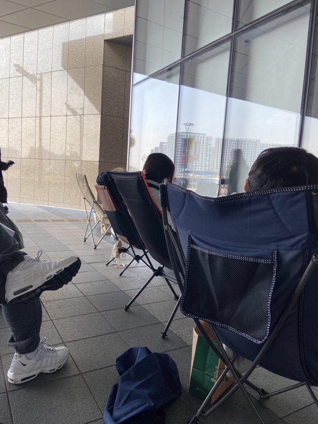오픈런을 하기 위해 자리를 잡아둔 사람들. 매일신문DB