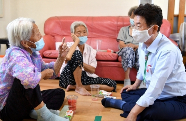 이철우 경북도지사가 지난해 여름 경로당을 찾아 코로나19 장기화로 힘든 시간을 보내고 있는 어르신들을 위로하고 있다. 경북도 제공
